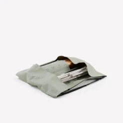 Quechua TABLE DE CAMPING COMPACTE 4/6 PERSONNES - PLATEAU BOIS - POCHE DE RANGEMENT 13 Quechua TABLE DE CAMPING COMPACTE 4/6 PERSONNES - PLATEAU BOIS - POCHE DE RANGEMENT -Camp - Vélo Kids Magasin table de camping compacte 46 personnes plateau bois poche de rangement 3